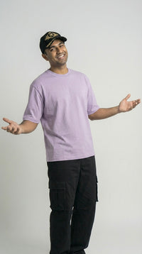 Men wearing oversized t-shirt in casual street style